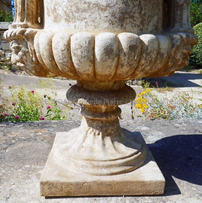 Large vase Médicis en pierre composite - Vases anciens en pierre en vente en Provence chez Alain BIDAL