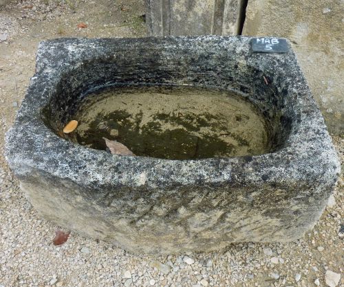 Joli bac rectangulaire en granit de style bac rustique.