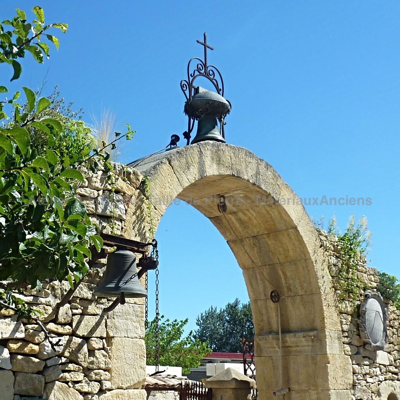 Alain Bidal sauvegarde le patrimoine et les campaniles anciens de Provence.