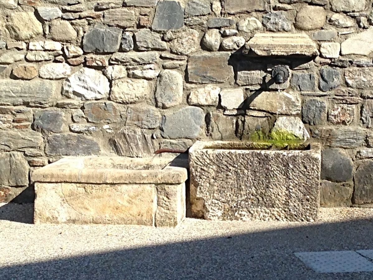 Superbe fontaine en pierres anciennes signée AE Bidal.