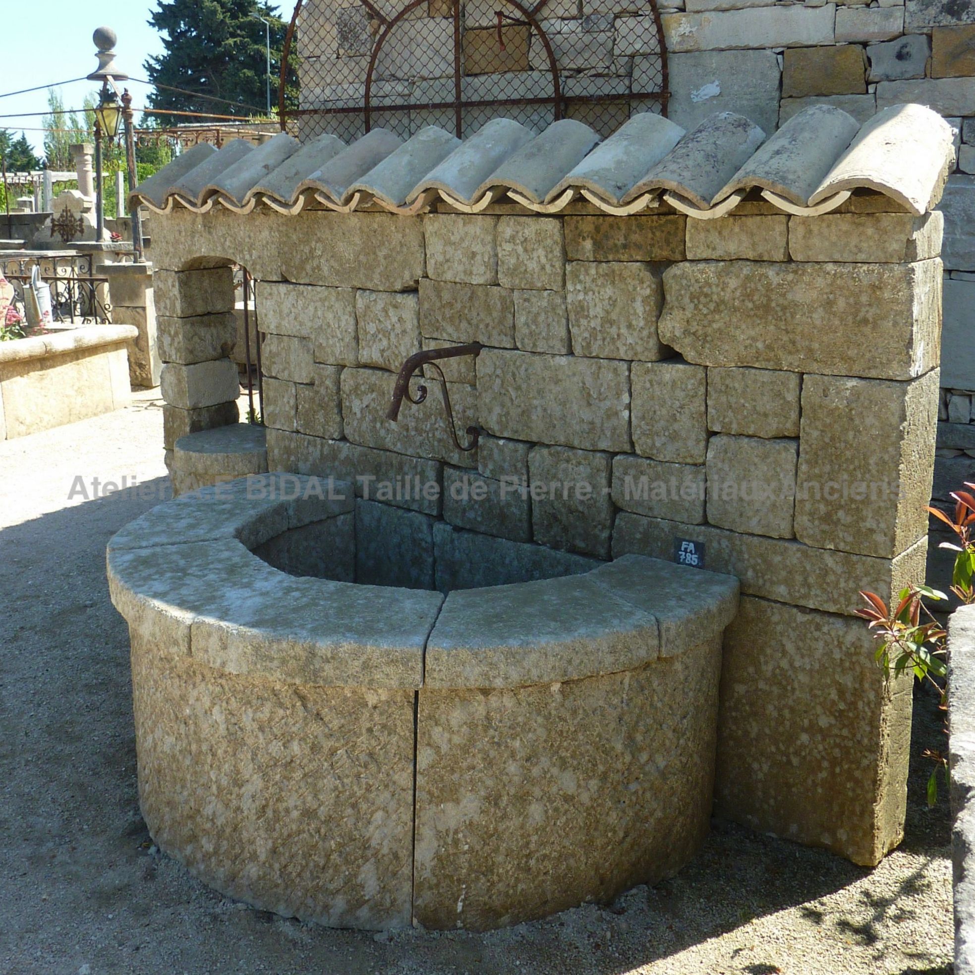Fontaine murale en pierre et autres matériaux anciens | Imposante fontaine d'extérieur avec bassin et fronton.