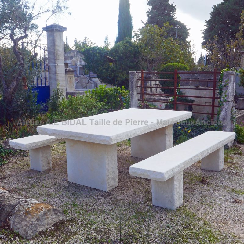 Table et bancs rustiques en pierre : ensemble de jardin par Alain Bidal, matériaux anciens en Provence