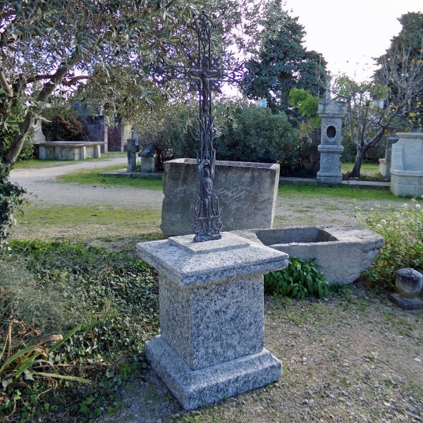 Ancien calvaire avec belle croix en fonte de fer du XIX° - Atelier Alain BIDAL (Provence)