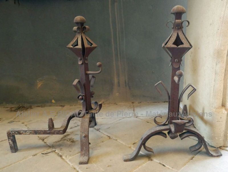 Paire de landiers pour cheminée anciens en fer forgé par Atelier Alain BIDAL