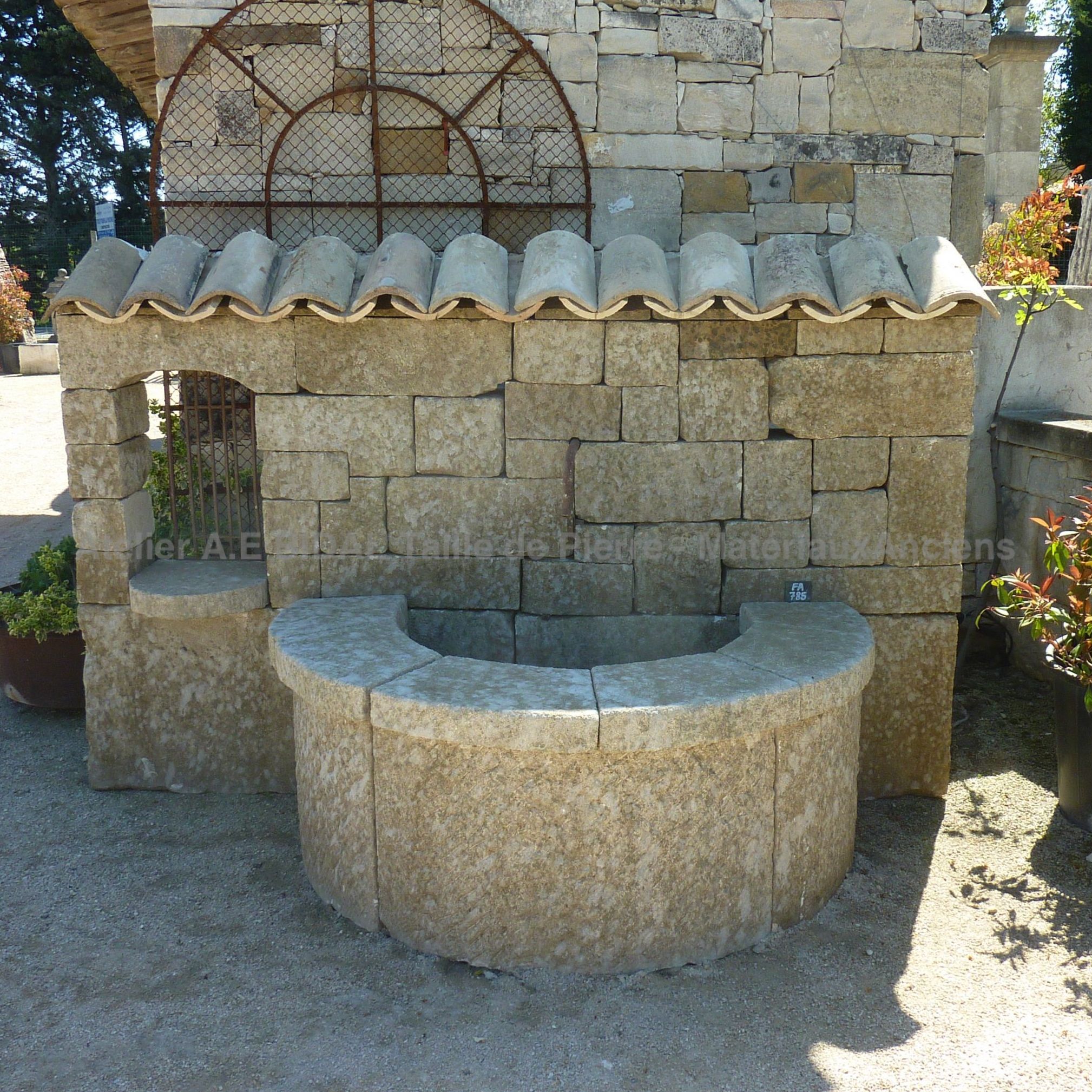Grande fontaine de type fontaine murale en pierre | Un modèle unique de fontaine en pierre à vendre en Provence chez BIDAL.