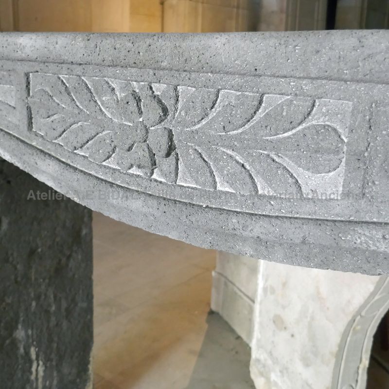 Belle cheminée XIXème en pierre grise de Volvic à vendre chez Atelier Alain BIDAL, Provence