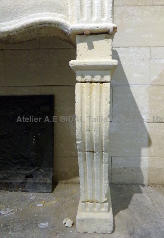 Cheminée à trumeau en pierre blanche datant de l'époque Louis XIV - Atelier Alain BIDAL, Provence
