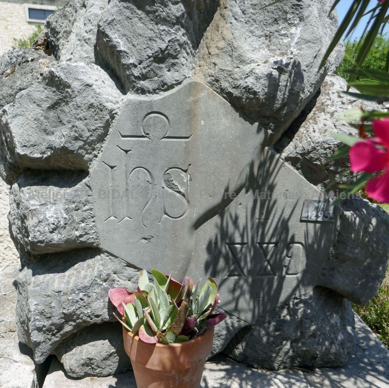 Pied de croix en pierre - une croix ancienne soutenue par deux socles en pierre véritable.