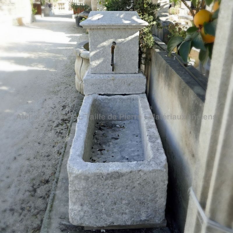 Stone garden fountain for sale at the stone garden fountains specialist: Alain Bidal in Provence.
