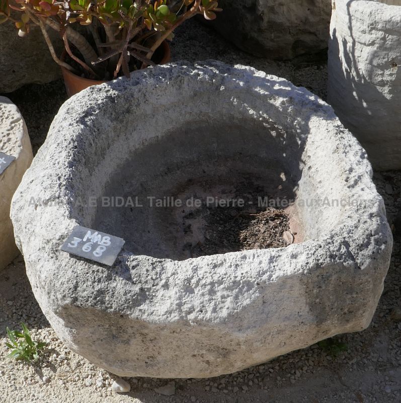 Petit bac ancien en pierre dure - Bac rond en pierre pour jardinière rustique et robuste.
