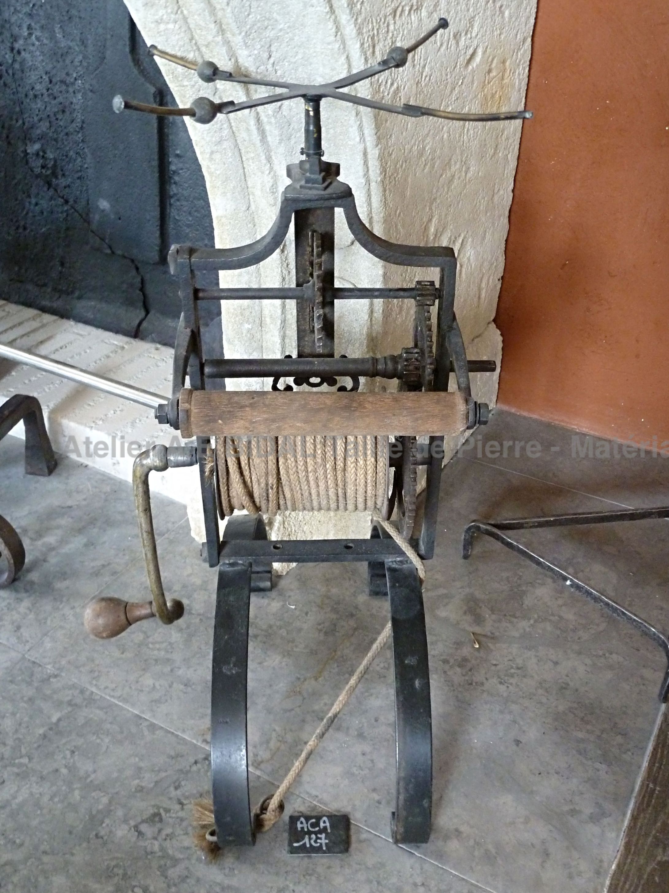 Tournebroche en matériaux anciens - accessoires de cheminées d'autrefois.
