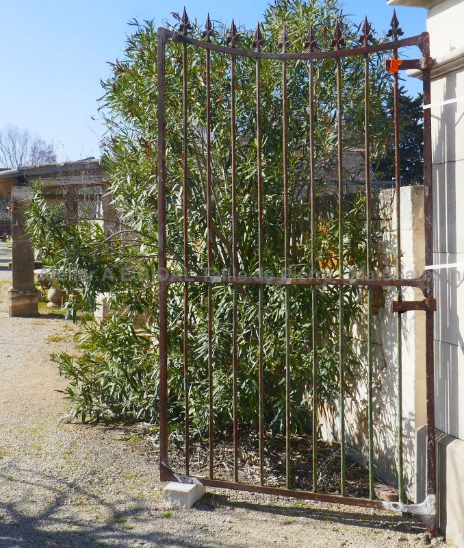 Large portail ancien ajouré avec 2 vantaux en fer forgé riveté : Alain BIDAL Matériaux Anciens, Provence