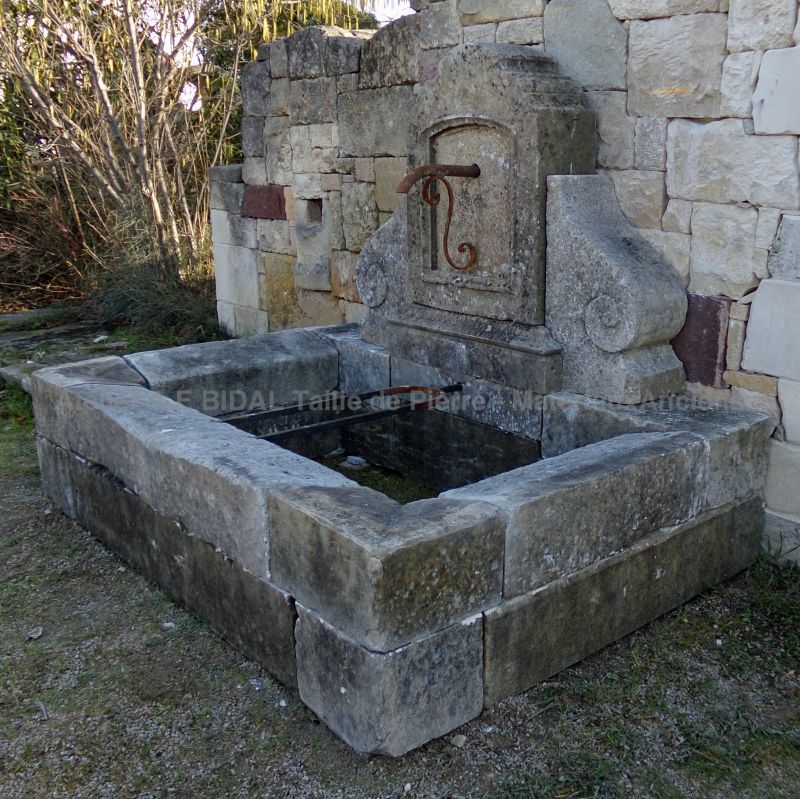 Large fontaine de Provence en vieilles pierres patinées - Atelier Alain BIDAL (Provence)