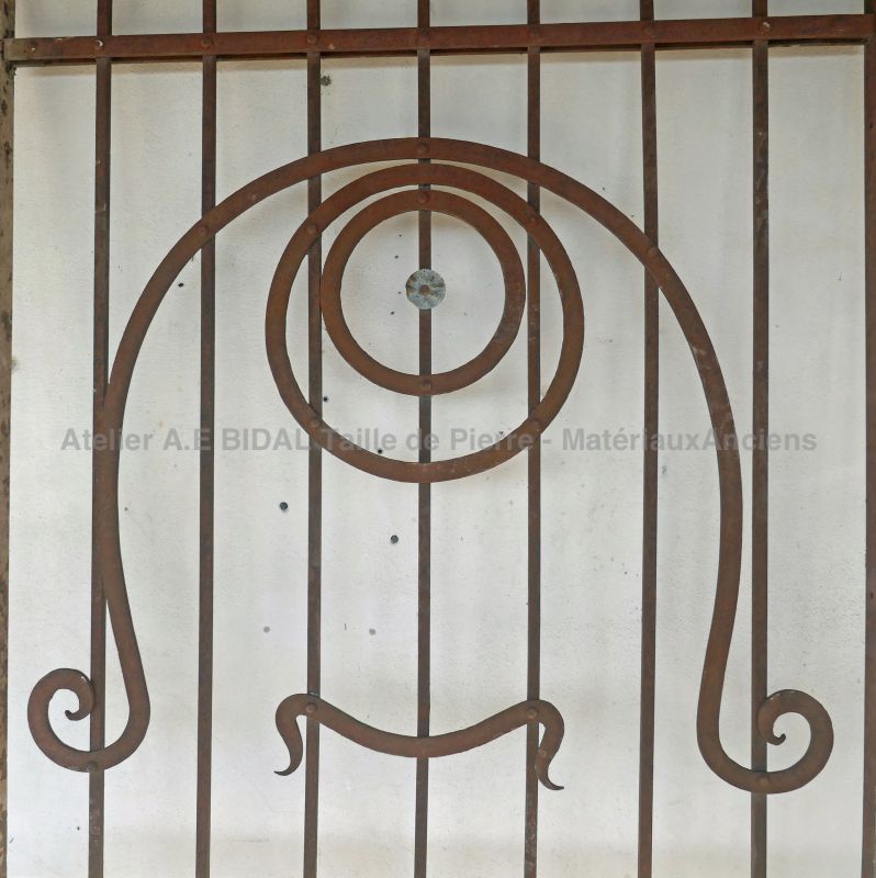 Beautiful salvaged wrought iron grille with beautiful forged scrolls - Atelier Alain BIDAL (Provence)