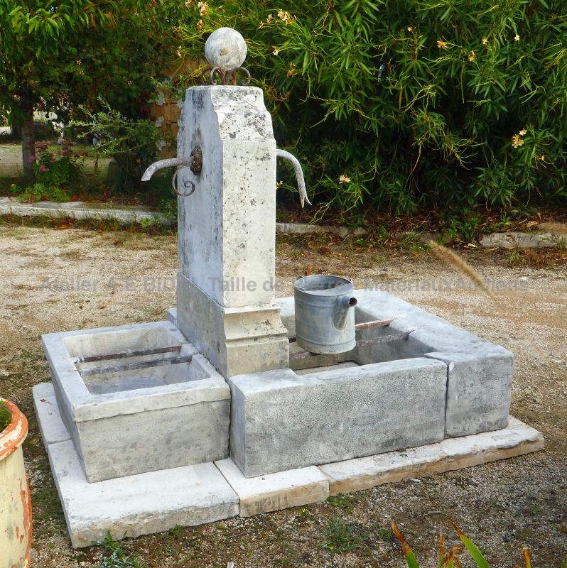 Fontaine double en pierre ancienne : Fontaine de jardin en vente en Provence