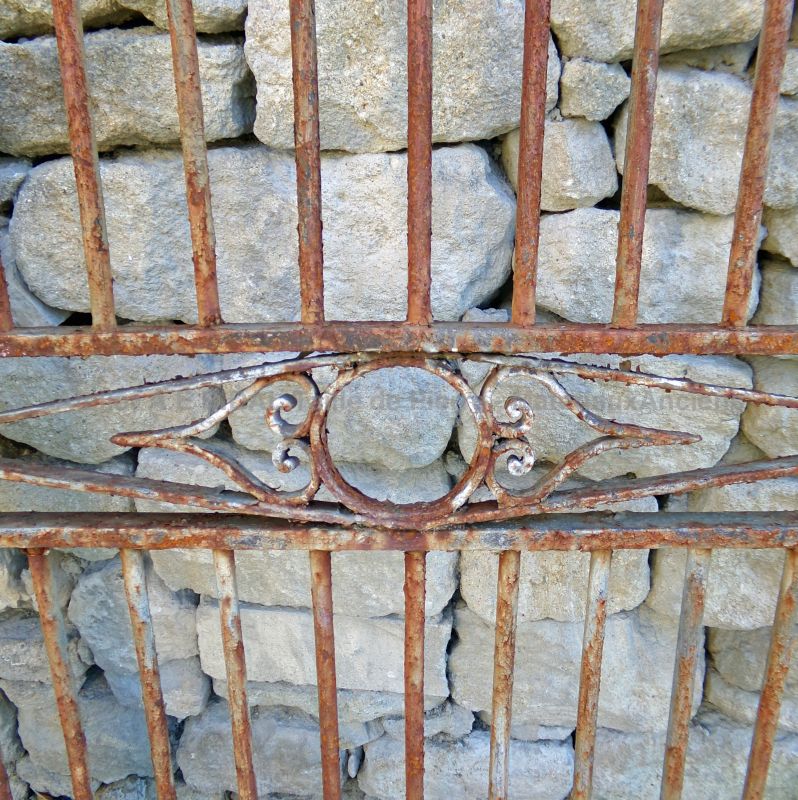 Wrought iron gate for pillars : antique wrought iron gate with 2 doors - Atelier Alain BIDAL (Provence)