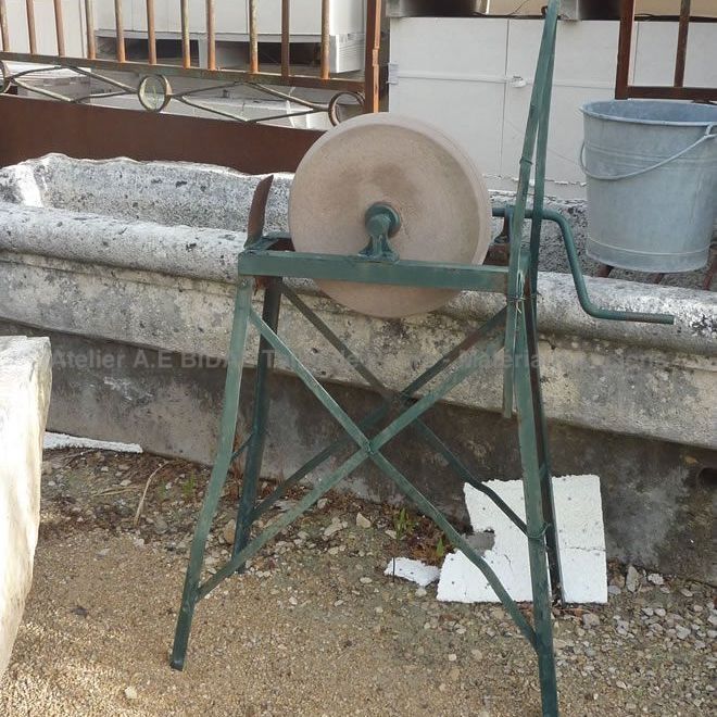 Old grinding wheel with metal structure - Bidal old materials.