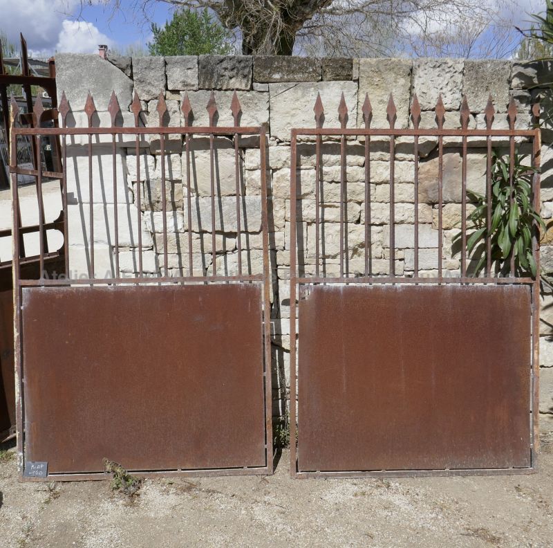 Ancien portail en fer forgé en vente chez Atelier Alain BIDAL, matériaux anciens en Provence.