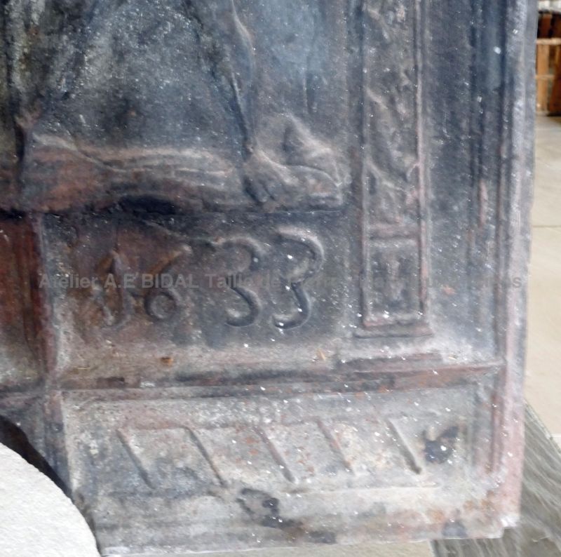 Ancienne plaque foyère en fonte pour cheminée datée 1633 : Thème religieux