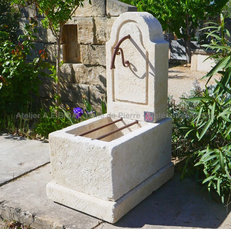 Fontaine en pierre idéale pour aménager un petit espace : fontaine murale de chez Alain BIDAL (Provence)
