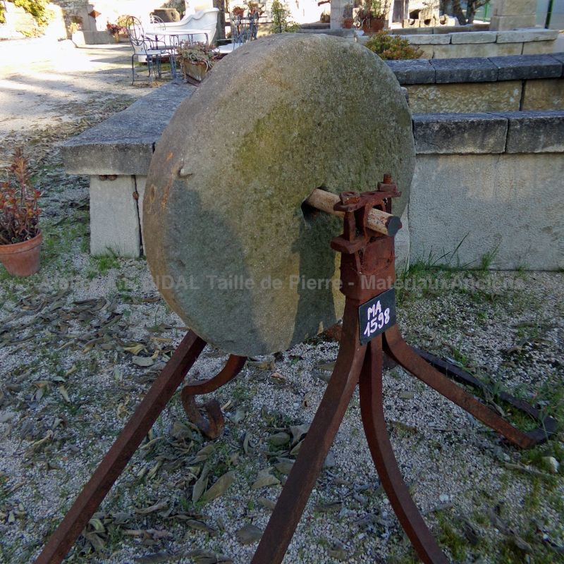 Décoration insolite ancienne : meule à aiguiser en vente chez l'Atelier Alain BIDAL, Provence