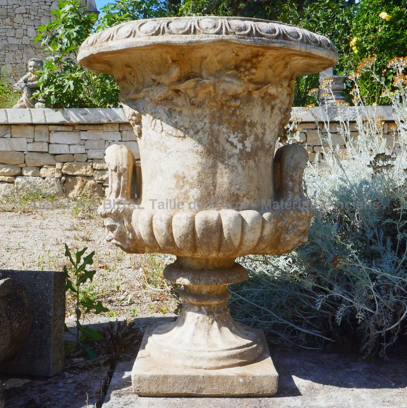 Ancien large vase Médicis en pierre - Vase de jardin en vente chez Alain BIDAL (Provence)
