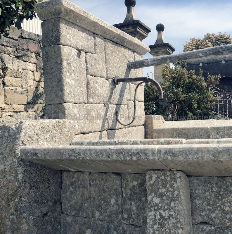Fontaine de jardin : grand bassin de style lavoir en pierres anciennes - Alain Bidal Matériaux Anciens en Provence