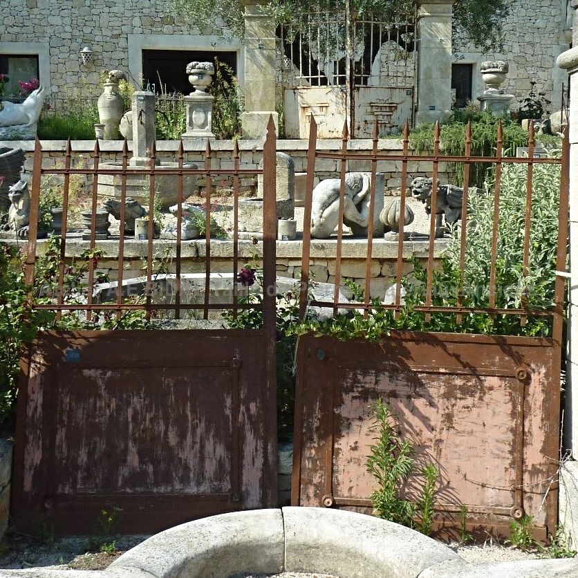 Portail ancien - ici soutenu par un pilier ancien de chaque côté (vendus séparément).