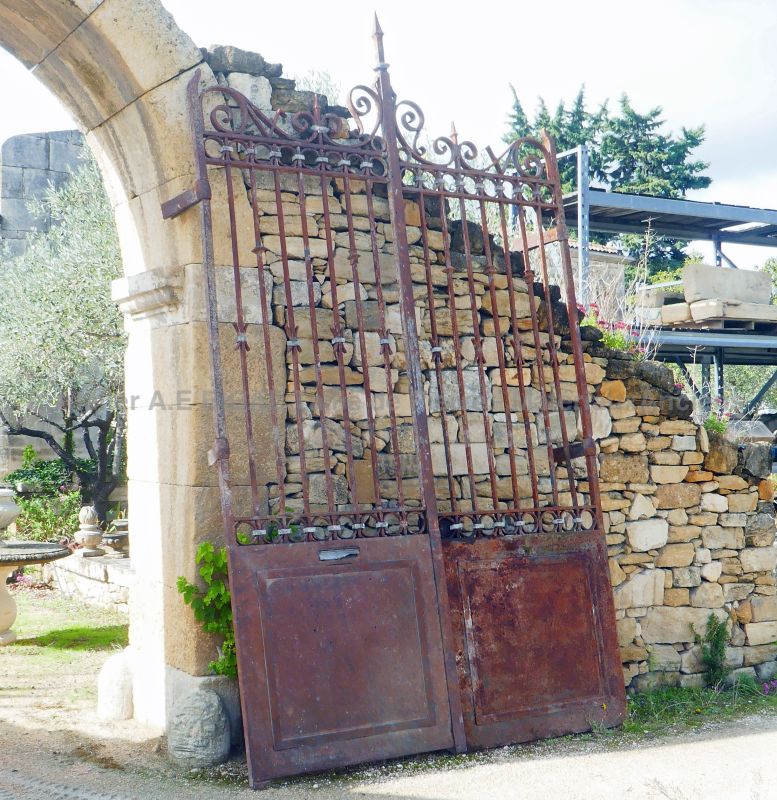Tall old wrought iron gate for a charming main entrance : Atelier Alain BIDAL (Provence)