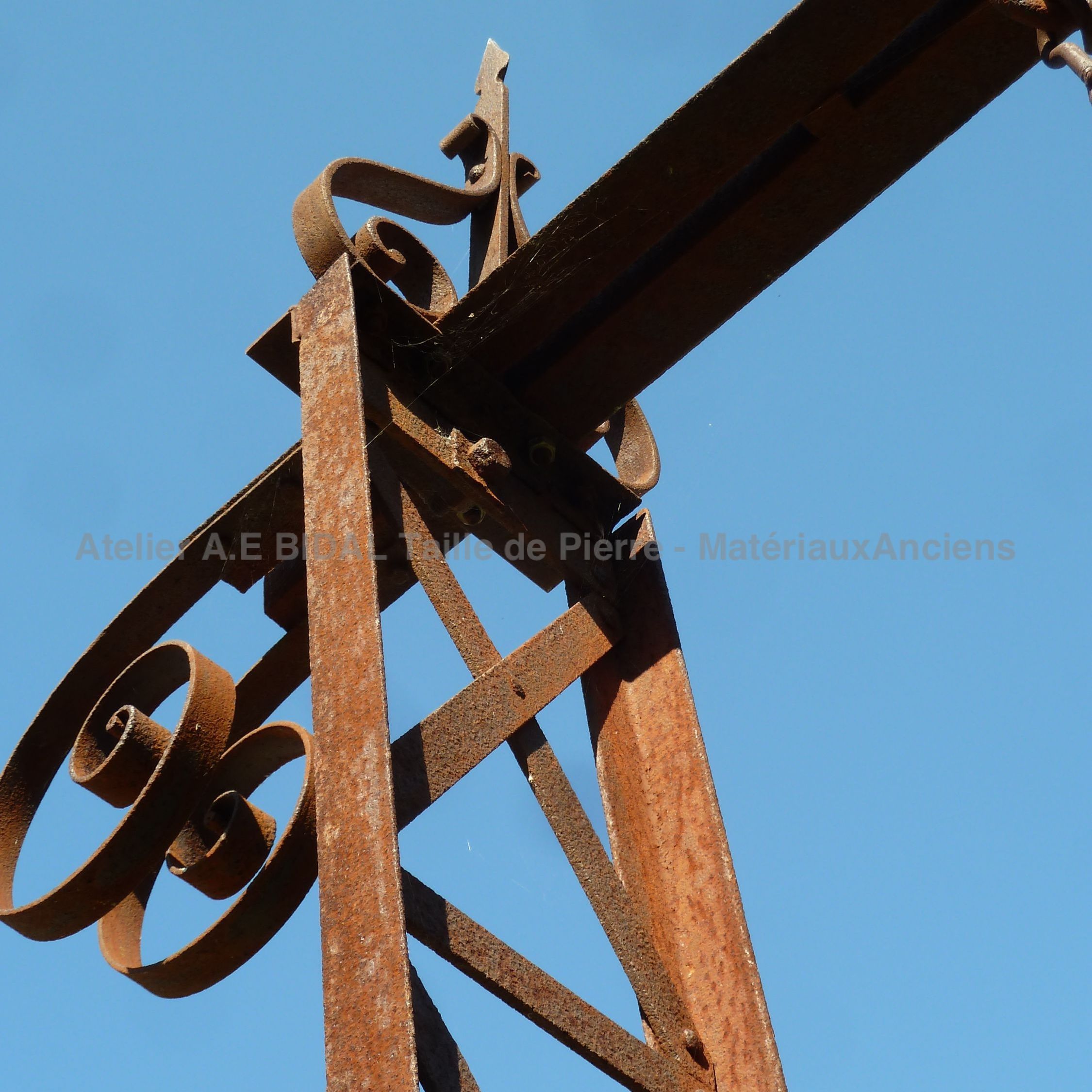 Volutes en fer forgé de notre balançoire en fer forgé - jeux de jardin en matériaux anciens.