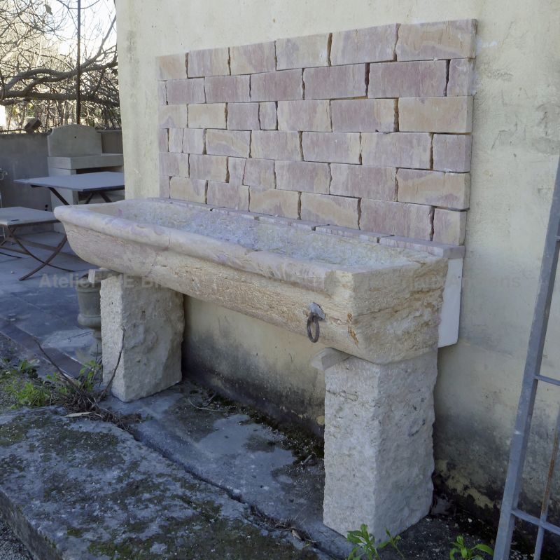 Long old trough in stone with jambs and splash-back : Atelier Alain BIDAL, Provence