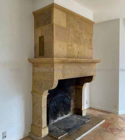 Cheminée 17ème en pierre : large cheminée de style Louis XIII en pierre - Atelier Alain BIDAL (Provence)