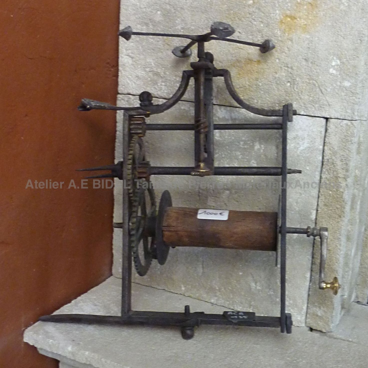 Tournebroche ancien vendu en bon état de fonctionnement - accessoire de cheminée décoratif.