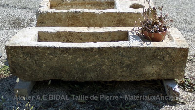 Longue auge rustique en pierre ancienne - Atelier Alain BIDAL (Provence)