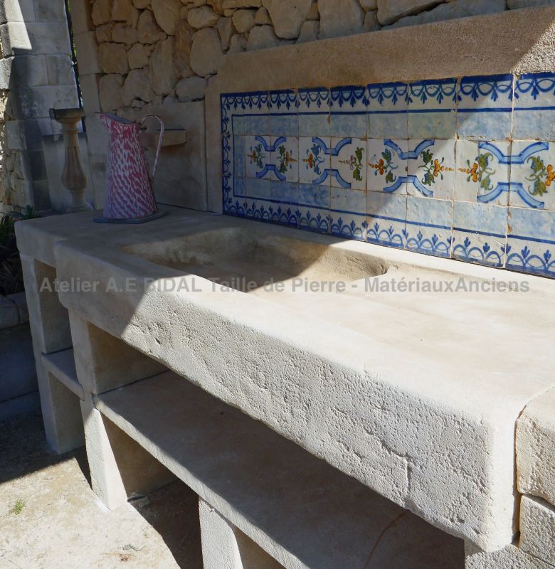 Outdoor furniture : beautiful summer kitchen in stone and cement tiles - Atelier Alain BIDAL (Provence)