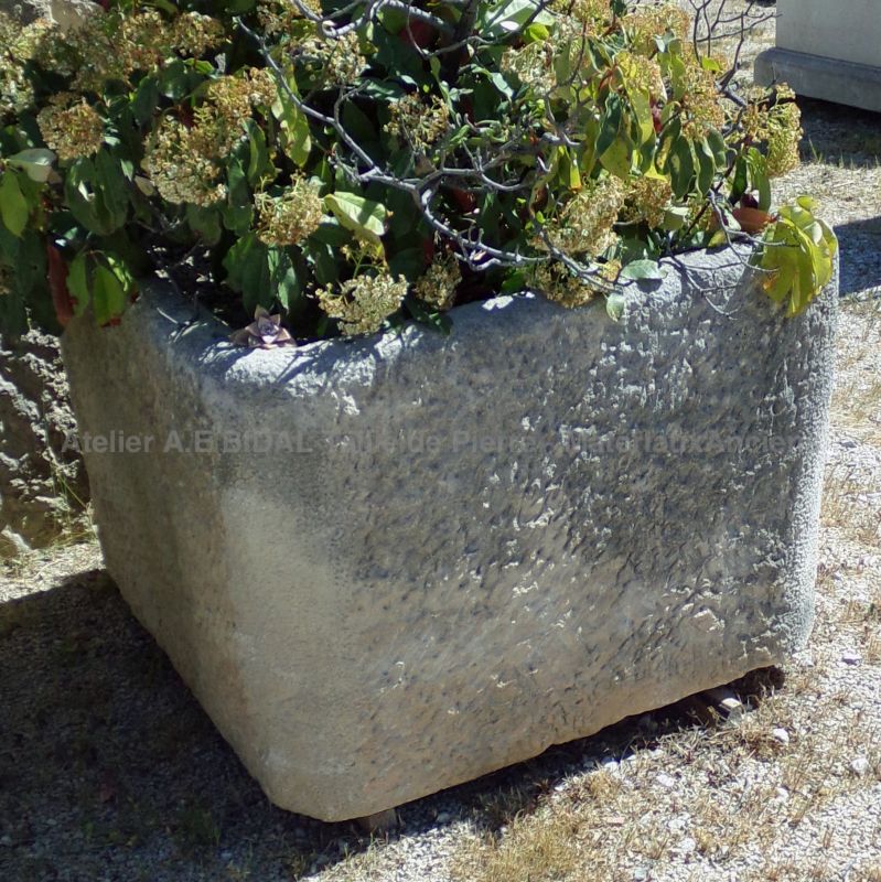 Old stone trough for a rustic and original planter - Atelier Alain BIDAL (Provence)