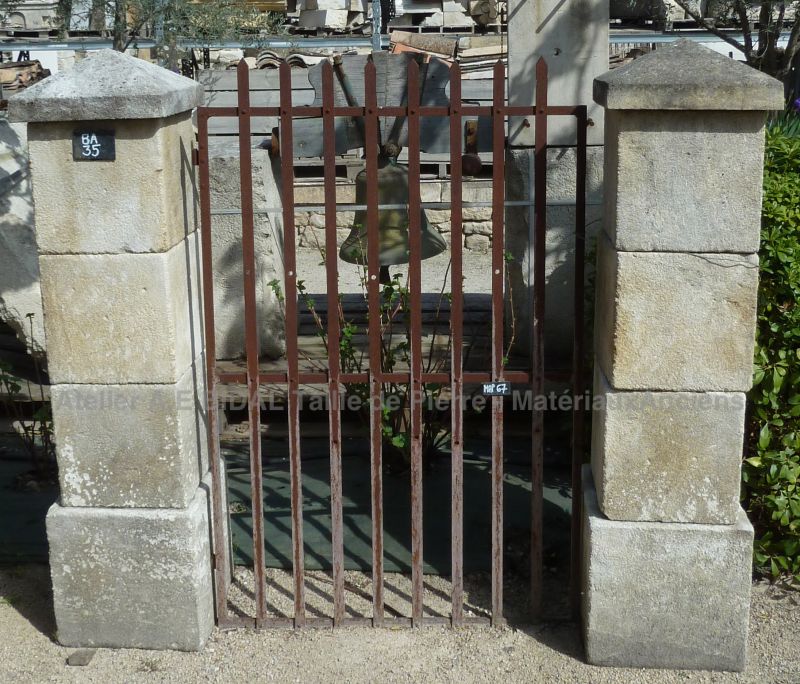 Portillon ancien d'une allure sobre - portillon de jardin à patine de rouille.