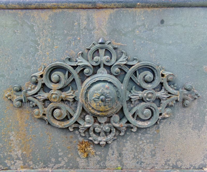 Portail ancien en fer forgé plein semi-ajouré en vente chez Les Matériaux Anciens en Provence Alain BIDAL