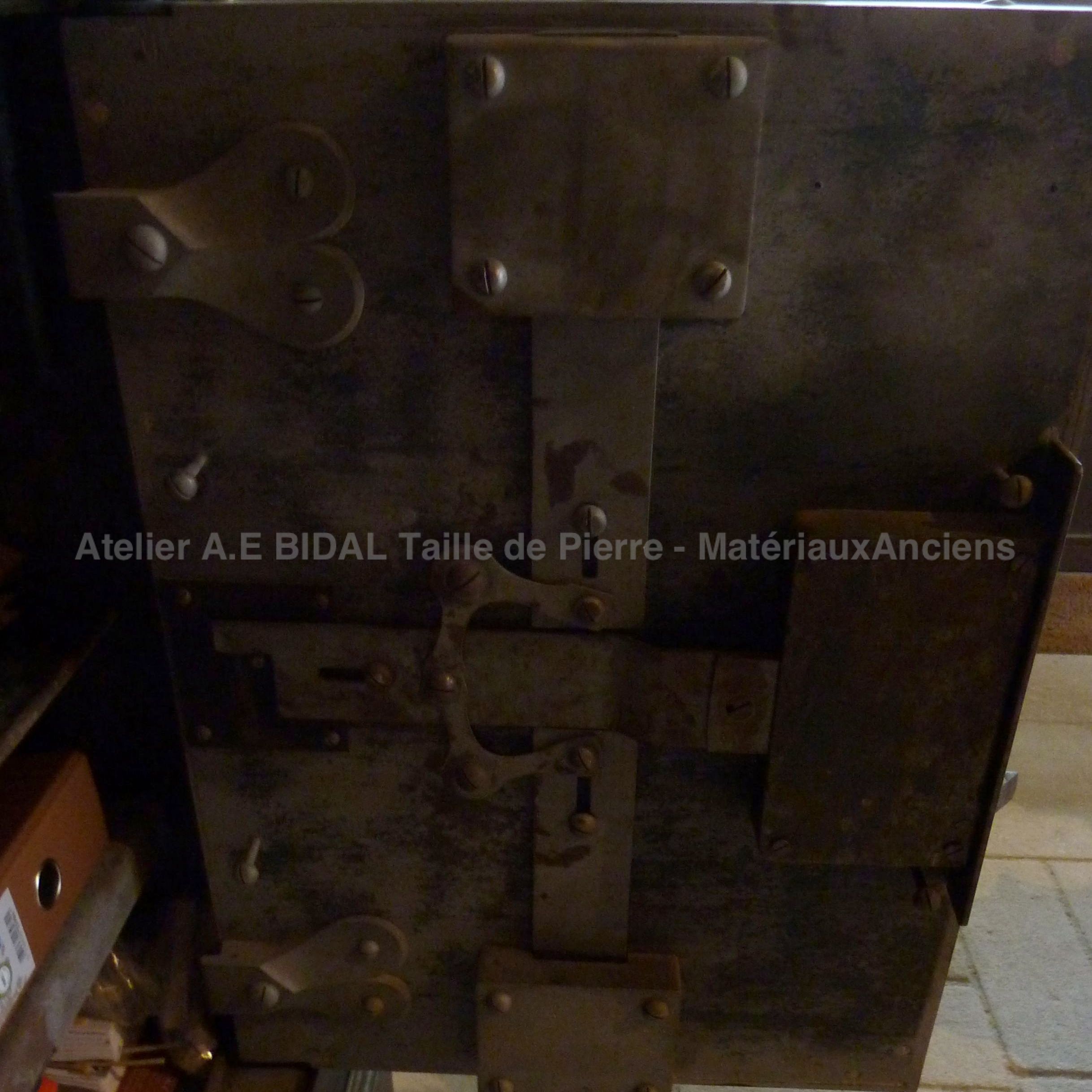 Coffre-fort noir - un coffre fort en fonte ancienne pour la maison.