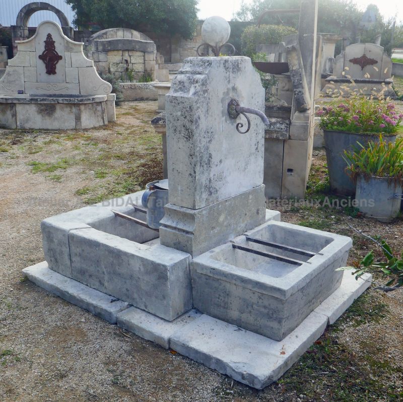 Fontaine de jardin en pierres vieillies - Fontaine centrale en pierre en vente chez Atelier Alain BIDAL (Provence)