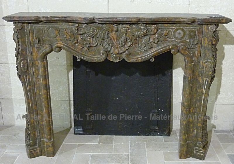 Belle cheminée en marbre marron de notre gamme de cheminées anciennes pour appartement parisien/maison de ville ou de campagne/ appartement haussmannien.