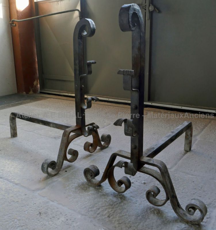 Anciens landiers en fer forgé à vendre chez Alain BIDAL Matériaux Anciens en Provence.