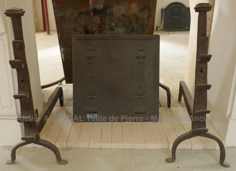 Grands landiers anciens en fer forgé en vente chez Alain BIDAL Matériaux Anciens en Provence.