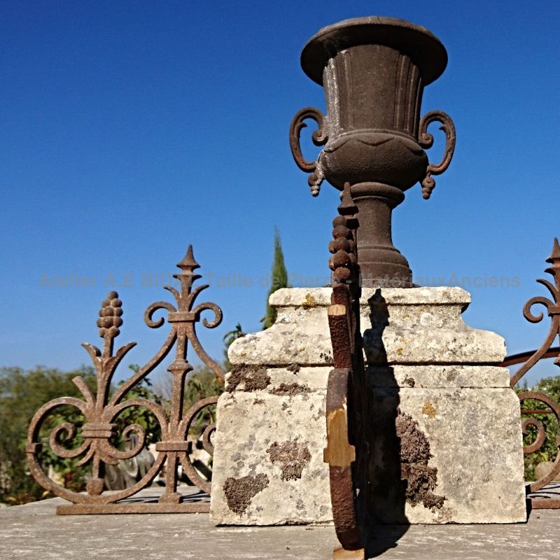 Ancien vase Médicis en fonte - Détail sur le toit de notre oratoire ancien en pierre et fer forgé.