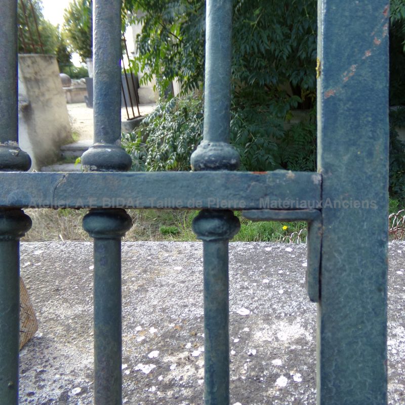 Ancien portail en fer forgé vendu avec son imposte chez Les Matériaux Anciens en Provence Alain BIDAL