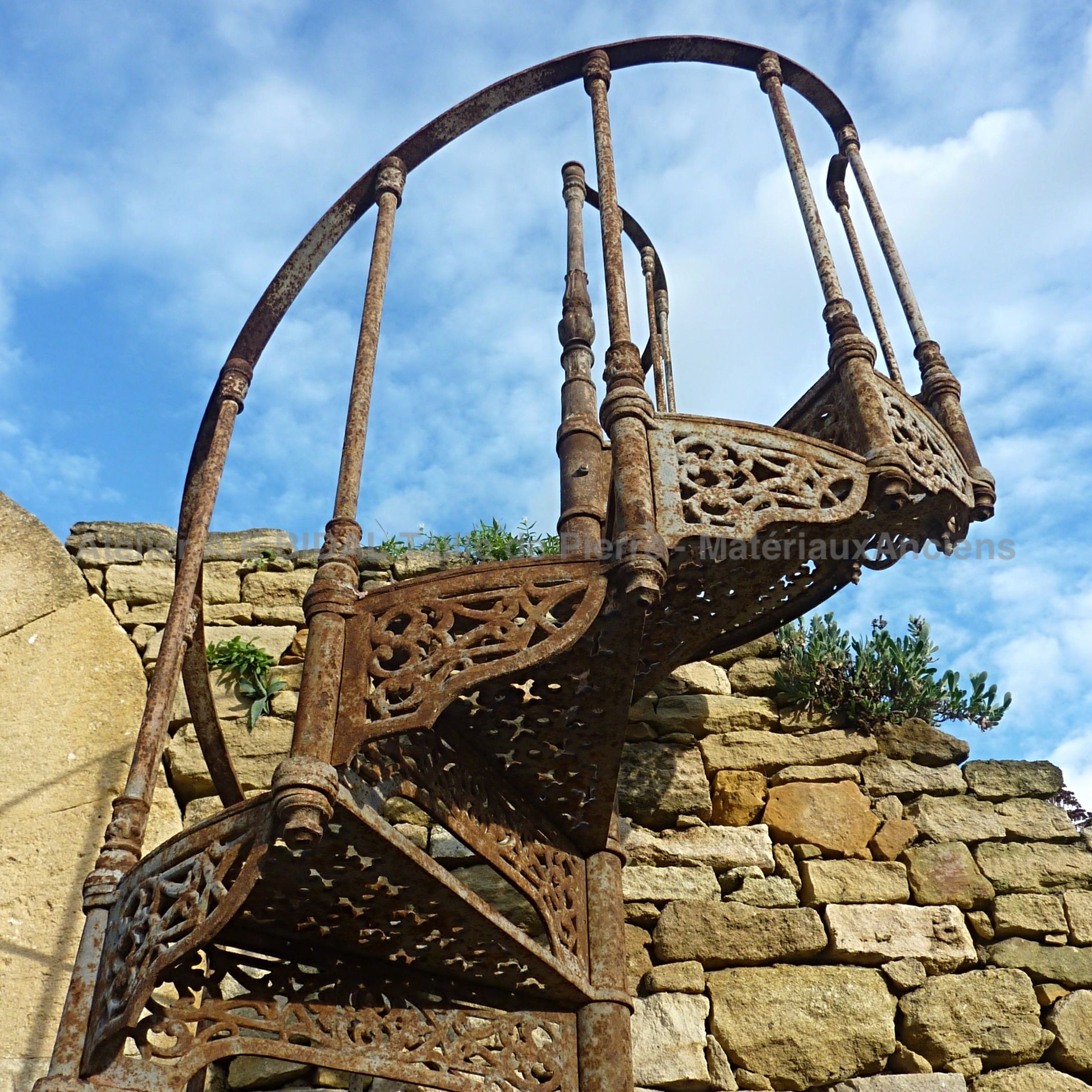 Superbe ancien escalier colimaçon en fonte ** VENDU