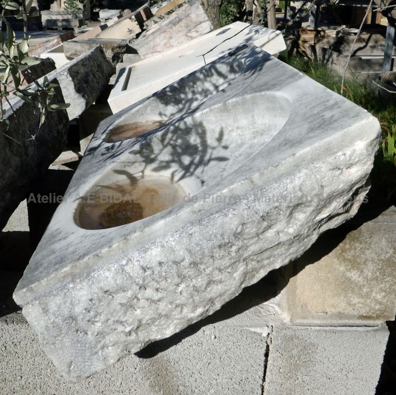 Bel évier ancien en pierre marbrière : évier à 2 vasques en pierre par Alain BIDAL Matériaux Anciens en Provence