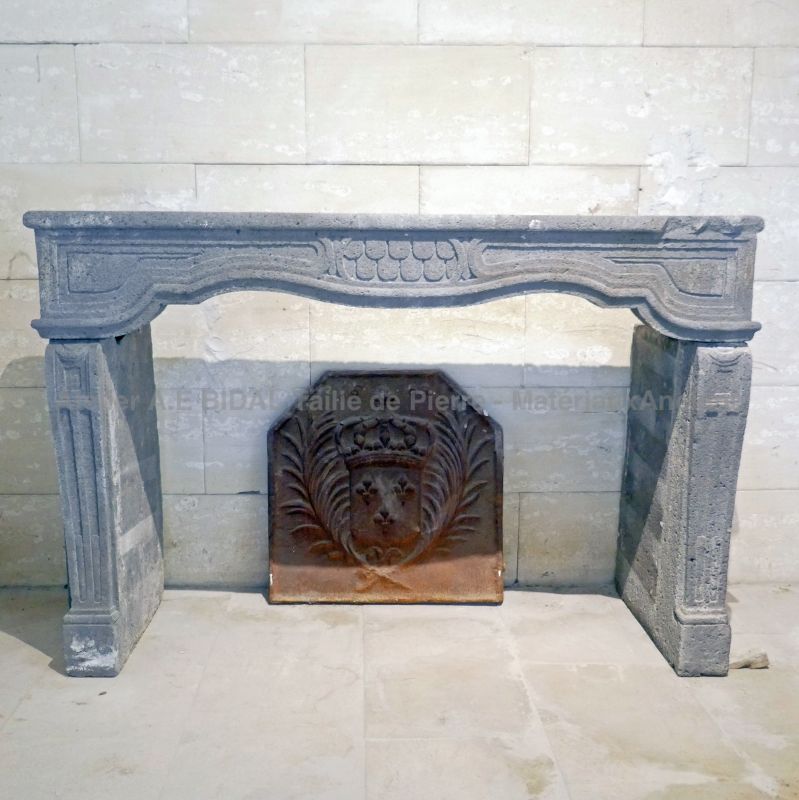 Ancienne cheminée en pierre volcanique (pierre de Volvic) - Atelier Alain BIDAL, Provence