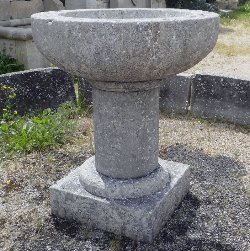 Bain à oiseaux rustique en pierre : une large vasque sur pied du tailleur de pierre Alain BIDAL, Provence