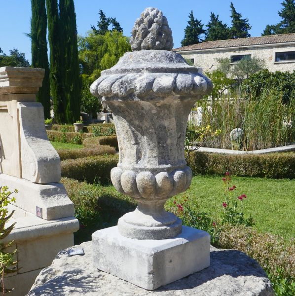 Vase en pierre pour décoration extérieure par Atelier Alain BIDAL